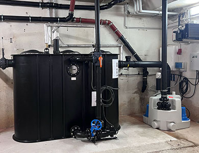 Fettabscheider NG10 Vollautomat mit Hebeanlage und Aktivkohlefilter im Keller eines Seniorenpflegeheims in Gera