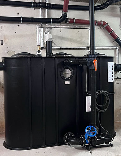 Fettabscheider NS10 Großanlage Vollautomat Detailaufnahme eines vollautomatischen Fettabscheiders Nenngröße 10 mit integrierter Umwälztechnik im Kellerbereich