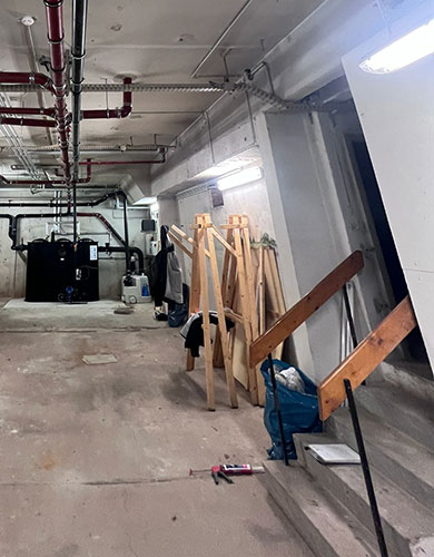 Keller Fettabscheider NS10 Fettabscheider NS10 im hinteren Bereich eines engen Kellerraums in Gera mit sichtbarem Treppenabgang rechts