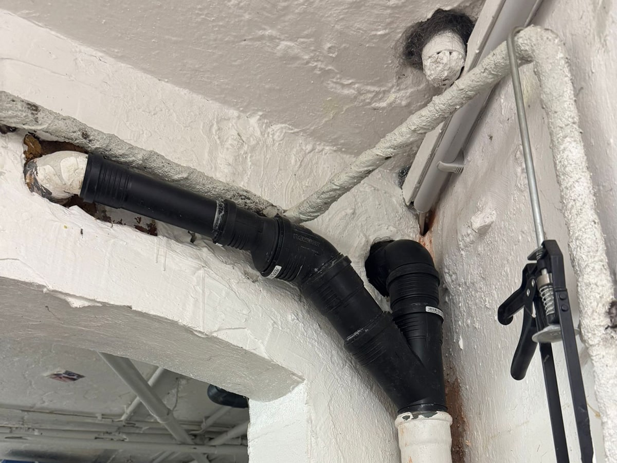 Rohrleitungen mit Wanddurchführung für Fettabscheider im Keller